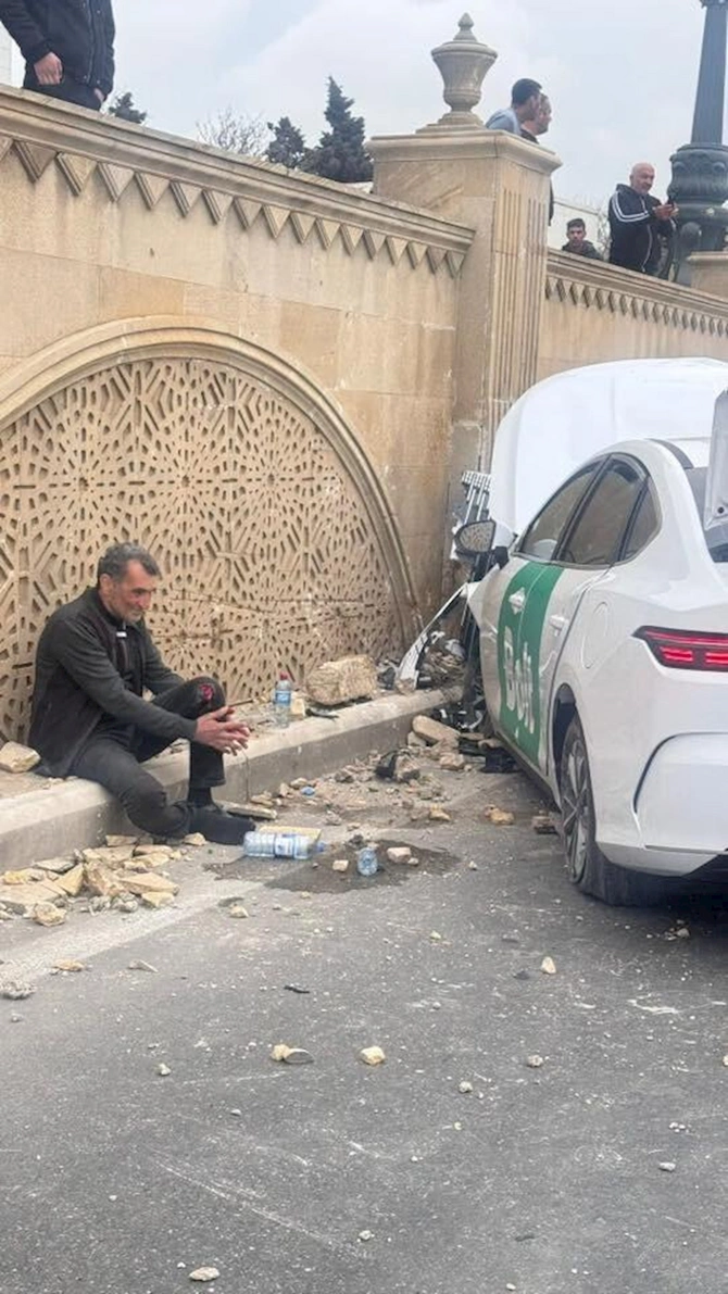 Bakıda uçan maşının sürücüsü... — FOTO
