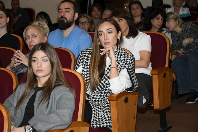 Mədəniyyət naziri Akademik Rus Dram Teatrının kollektivi ilə görüşüb — FOTOLAR Mədəniyyət naziri Akademik Rus Dram Teatrının kollektivi ilə görüşüb — FOTOLAR