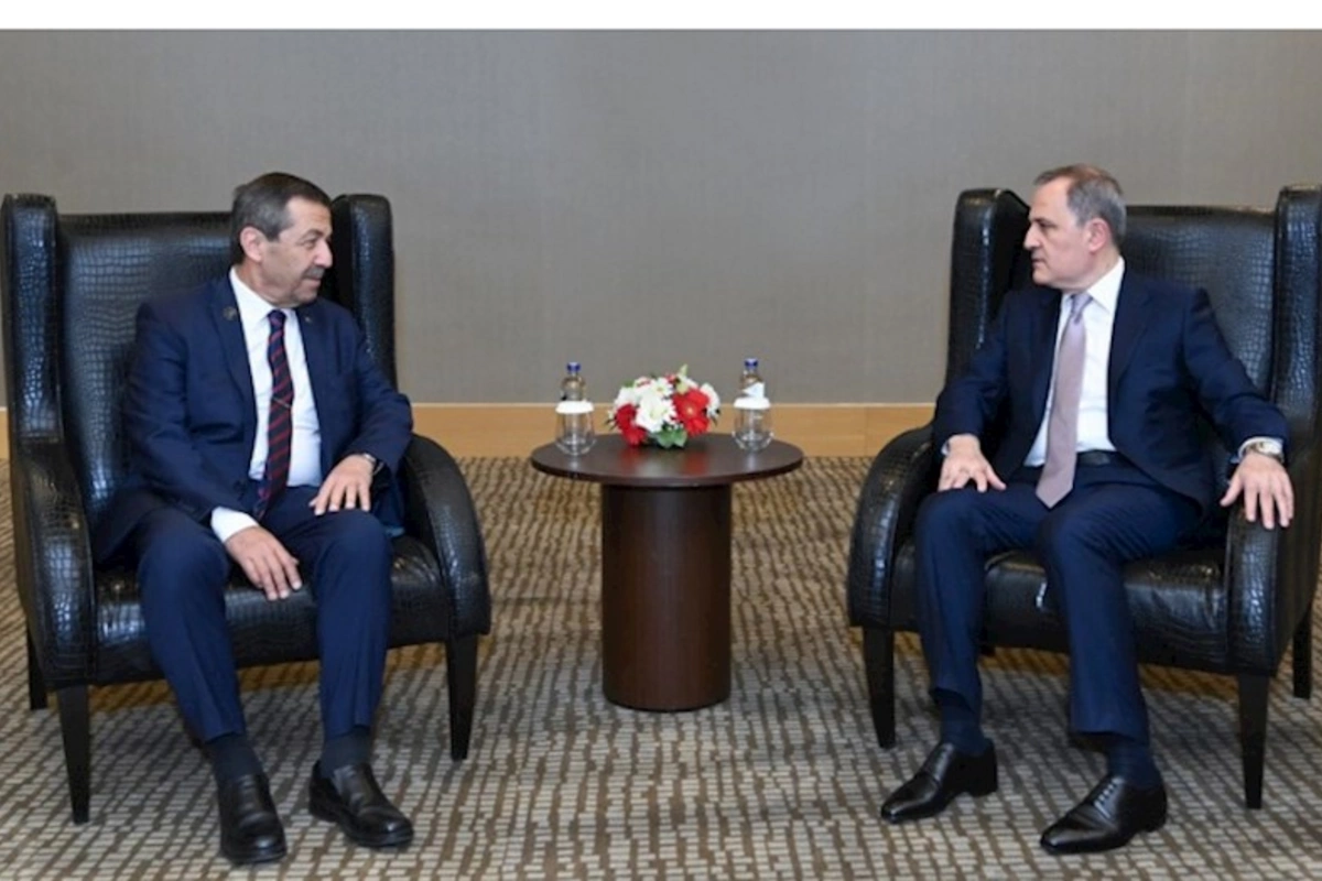 Ceyhun Bayramov Şimali Kiprdən olan həmkarı ilə regional təhlükəsizlik məsələlərini müzakirə edib