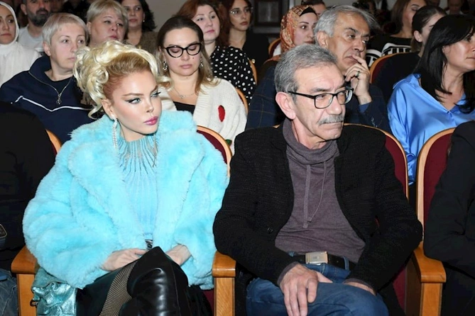 Mədəniyyət naziri Akademik Rus Dram Teatrının kollektivi ilə görüşüb — FOTOLAR Mədəniyyət naziri Akademik Rus Dram Teatrının kollektivi ilə görüşüb — FOTOLAR