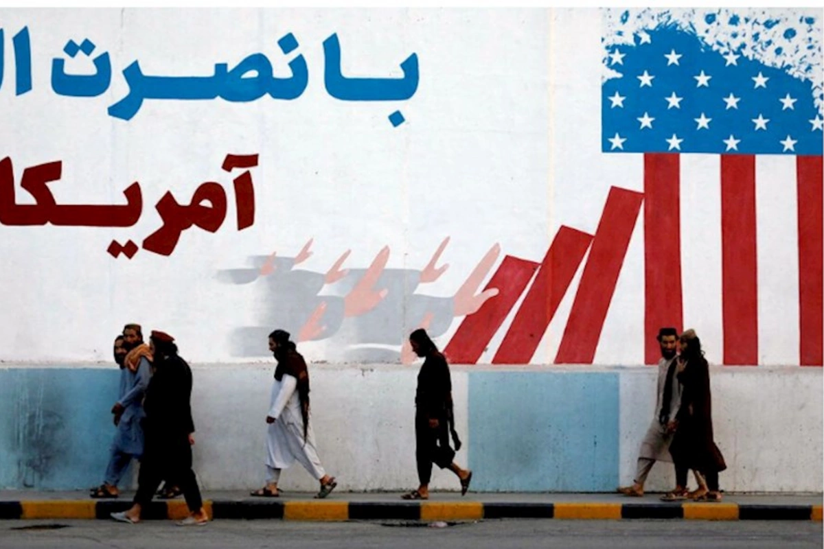 Əfqanıstanda Amerika əleyhinə nəhəng pankart asılıb