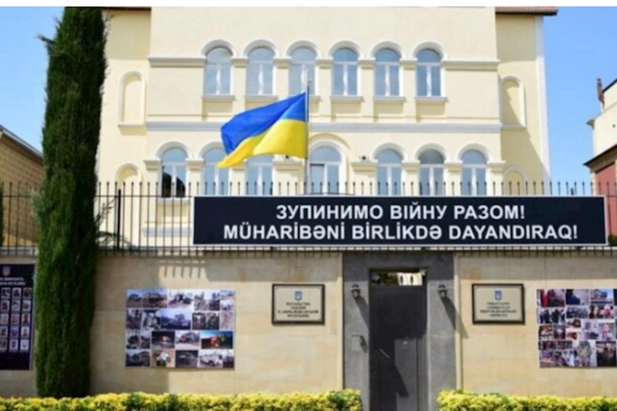 Ukraynanın Azərbaycandakı səfirliyi bayraqlarını endirdi