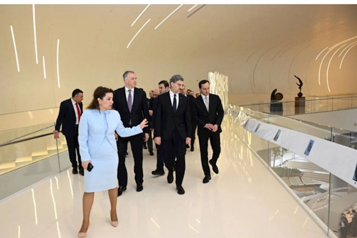 Gürcüstan prezidenti Heydər Əliyev Mərkəzində olub