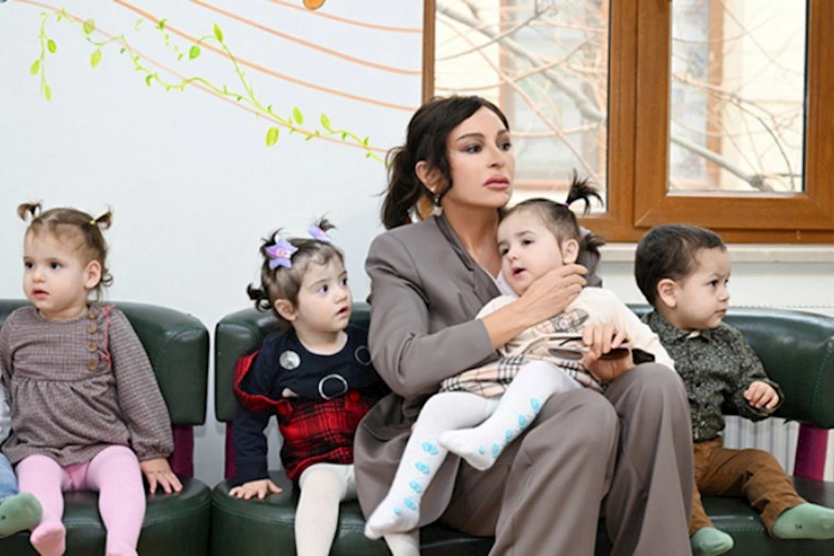 Mehriban Əliyeva qızı ilə körpələr evində — FOTOLAR