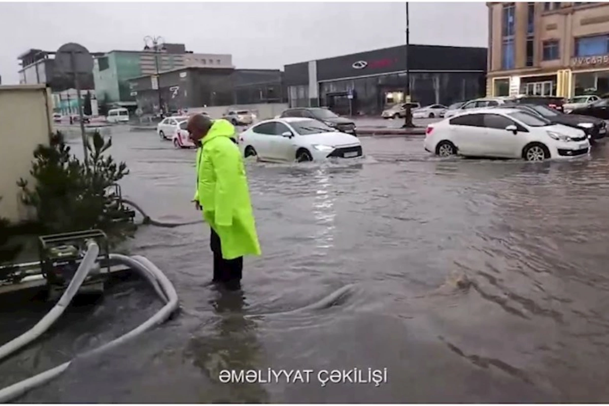Xırdalanda su basmış yerlərdən su çəkilərək kənarlaşdırılır — VİDEO
