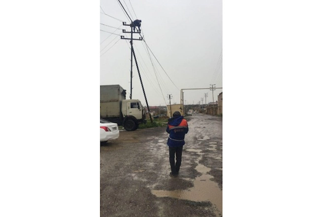 Güclü küləyin yaratdığı qəzalar aradan qaldırılır — Azərişıq (FOTOLAR)