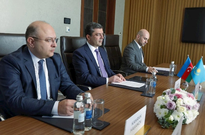 Əhməd İsmayılov Qazaxıstanın naziri ilə saxta məlumatların yayılmasına qarşı mübarizə üsullarını müzakirə edib — FOTOLAR Əhməd İsmayılov Qazaxıstanın naziri ilə saxta məlumatların yayılmasına qarşı mübarizə üsullarını müzakirə edib — FOTOLAR