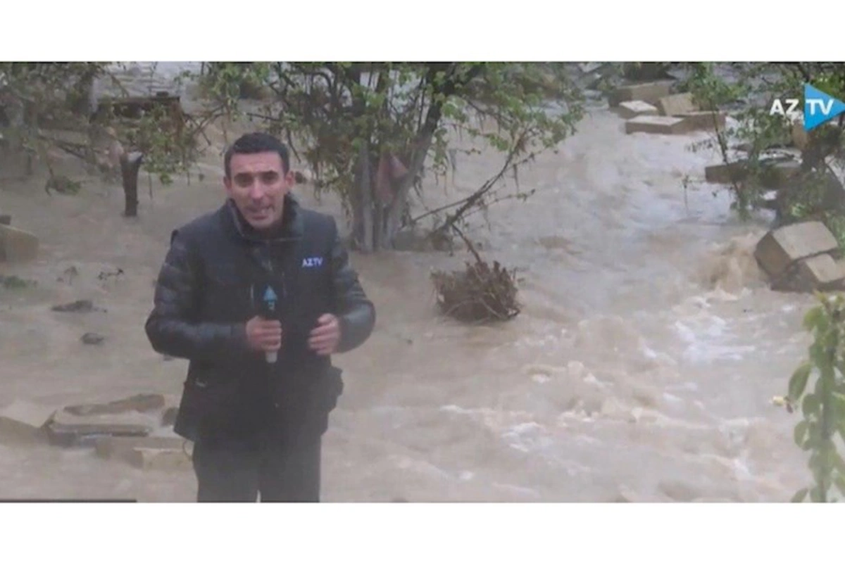 AzTV müxbiri selin ortasından canlı yayıma çıxdı : Yağış daş divarı uçurdu — VİDEO