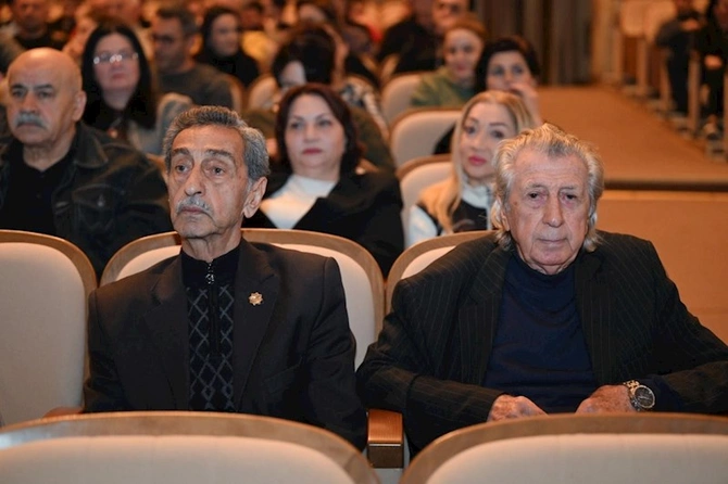 Nazir Akademik Milli Dram Teatrının kollektivi ilə görüşüb — FOTOLAR Nazir Akademik Milli Dram Teatrının kollektivi ilə görüşüb — FOTOLAR