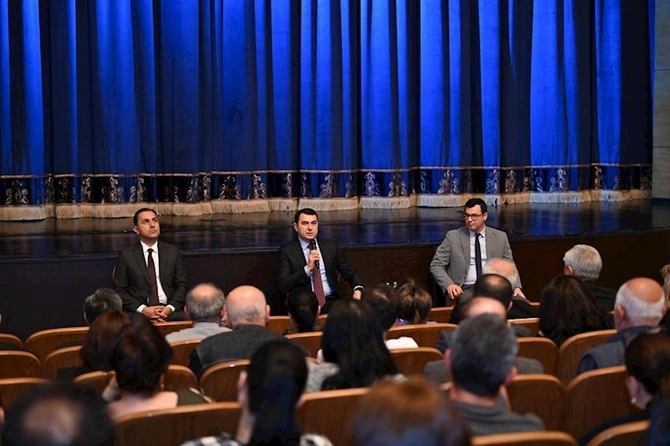 Nazir Akademik Milli Dram Teatrının kollektivi ilə görüşüb — FOTOLAR Nazir Akademik Milli Dram Teatrının kollektivi ilə görüşüb — FOTOLAR