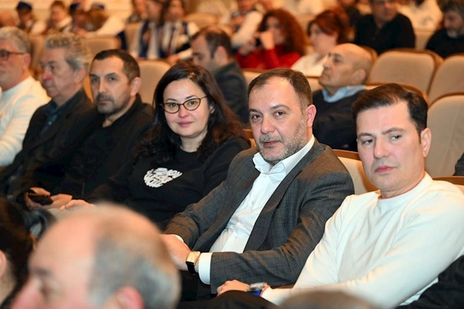 Nazir Akademik Milli Dram Teatrının kollektivi ilə görüşüb — FOTOLAR Nazir Akademik Milli Dram Teatrının kollektivi ilə görüşüb — FOTOLAR
