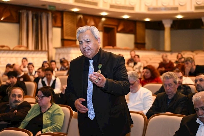 Nazir Akademik Milli Dram Teatrının kollektivi ilə görüşüb — FOTOLAR Nazir Akademik Milli Dram Teatrının kollektivi ilə görüşüb — FOTOLAR