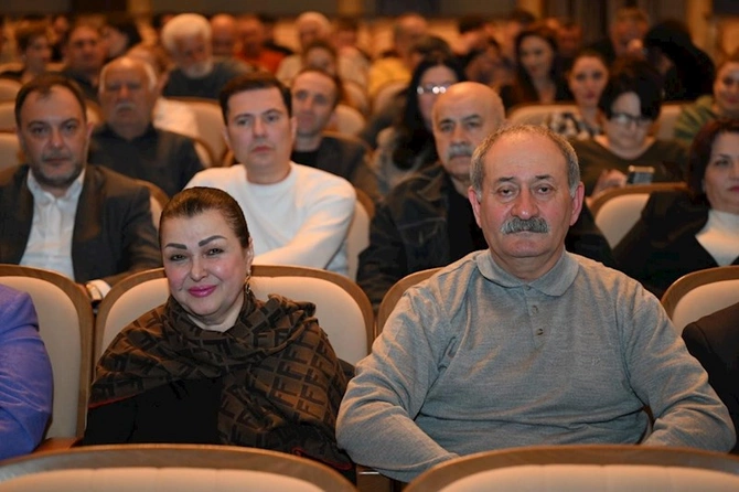 Nazir Akademik Milli Dram Teatrının kollektivi ilə görüşüb — FOTOLAR Nazir Akademik Milli Dram Teatrının kollektivi ilə görüşüb — FOTOLAR