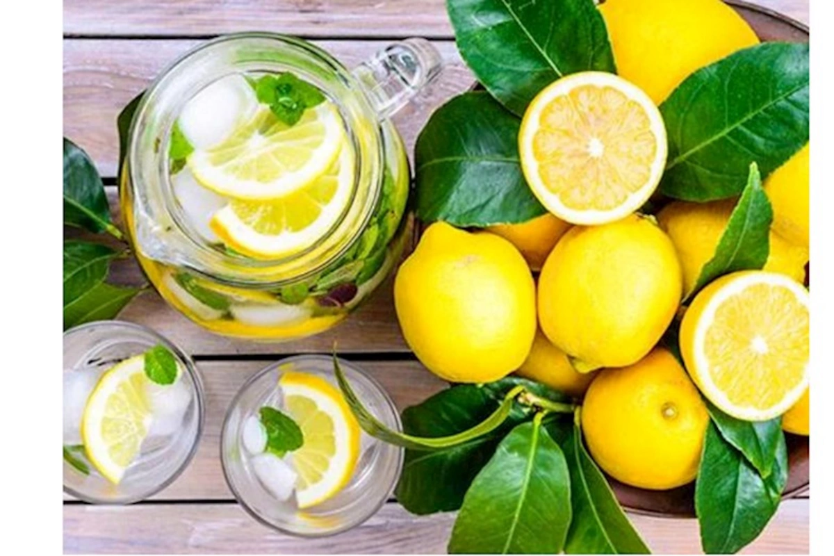Səhər acqarına limonlu su için