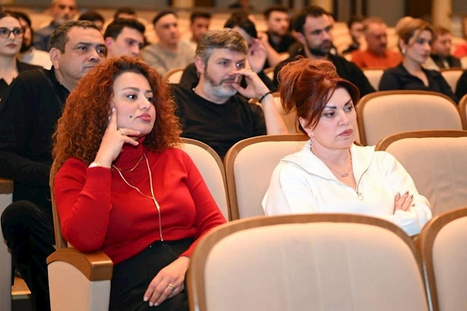 Nazir Akademik Milli Dram Teatrının kollektivi ilə görüşüb — FOTOLAR Nazir Akademik Milli Dram Teatrının kollektivi ilə görüşüb — FOTOLAR