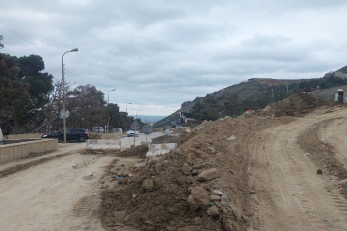 Ağsuda torpaq sürüşməsi: Yol bağlandı