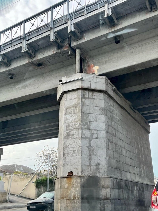 Bakıda təhlükəli vəziyyət: Körpünü bu balaca taxta saxlayır — FOTOLAR
