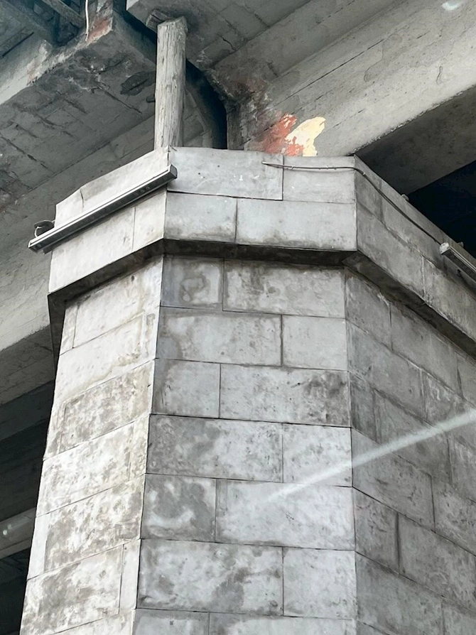Bakıda təhlükəli vəziyyət: Körpünü bu balaca taxta saxlayır — FOTOLAR