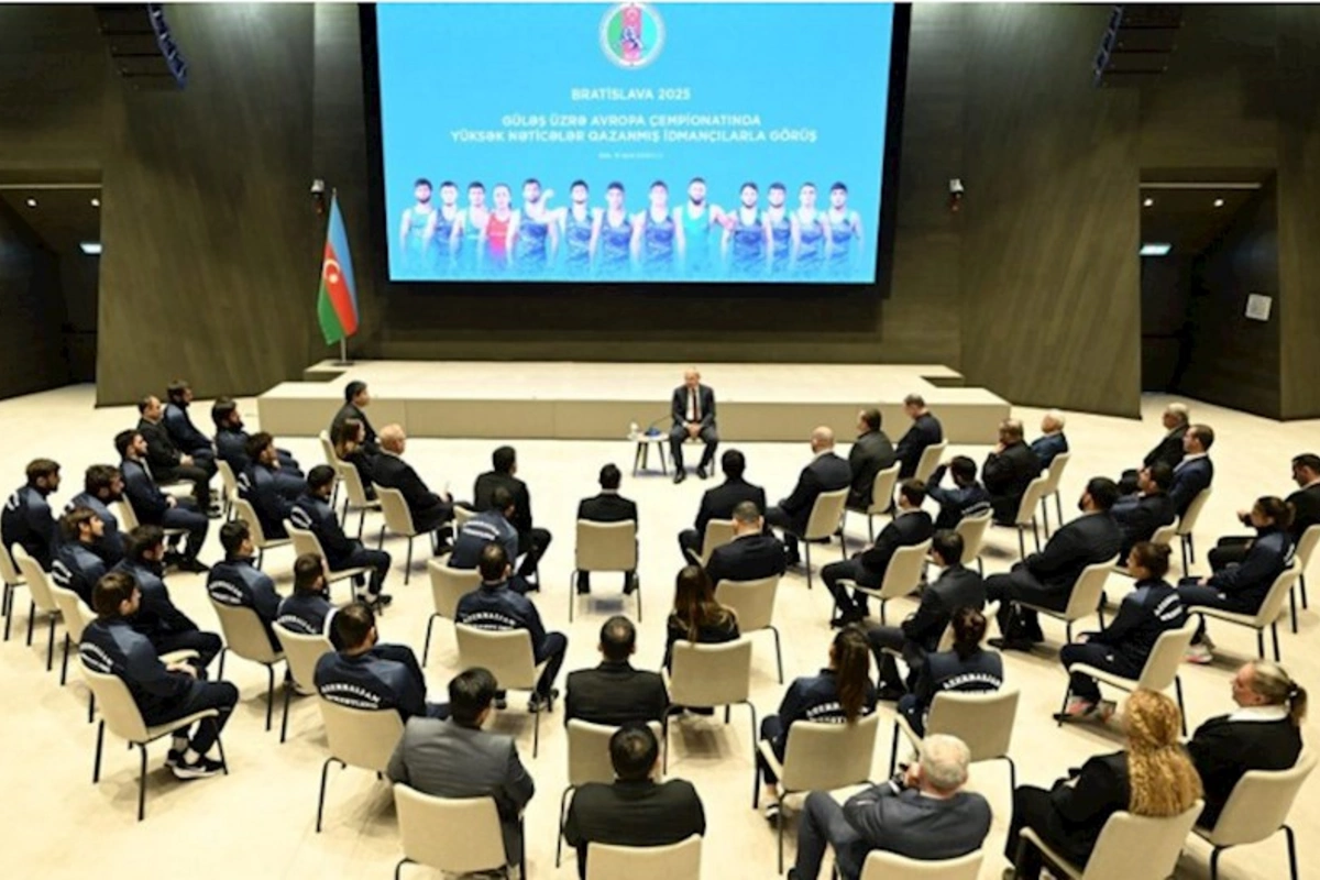 AÇ-də yüksək nəticələr qazanan güləşçilərimizlə görüş keçirildi