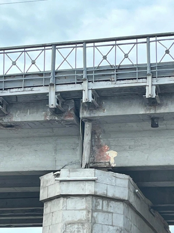 Bakıda təhlükəli vəziyyət: Körpünü bu balaca taxta saxlayır — FOTOLAR
