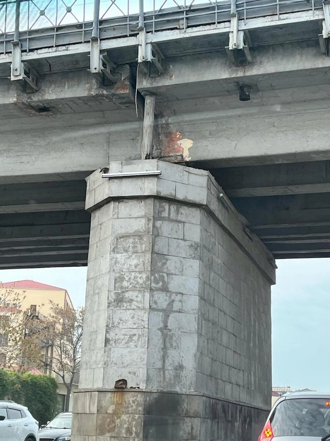 Bakıda təhlükəli vəziyyət: Körpünü bu balaca taxta saxlayır — FOTOLAR