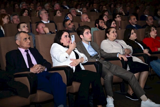 “Doğma torpaq” tammetrajlı bədii filminin premyerası olub — FOTOLAR “Doğma torpaq” tammetrajlı bədii filminin premyerası olub — FOTOLAR