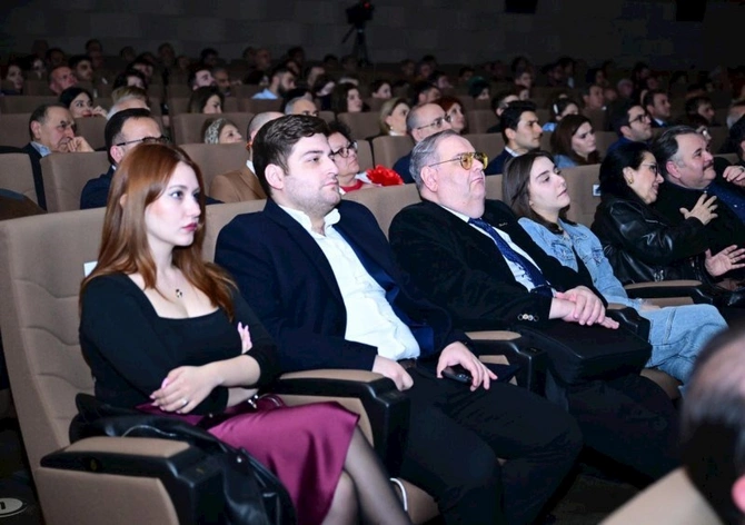 “Doğma torpaq” tammetrajlı bədii filminin premyerası olub — FOTOLAR “Doğma torpaq” tammetrajlı bədii filminin premyerası olub — FOTOLAR