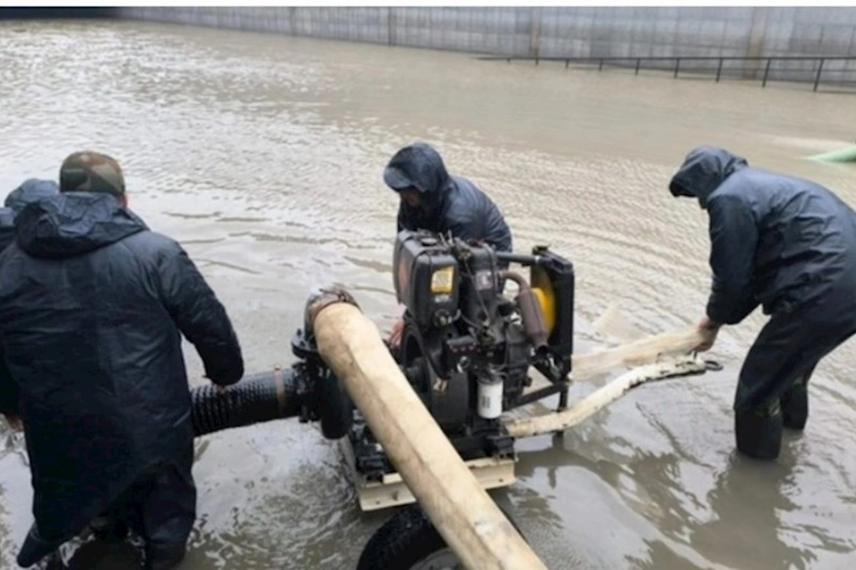 FHN: Bəzi ərazilərdə suyun çəkilərək kənarlaşdırılması davam edir — VİDEO