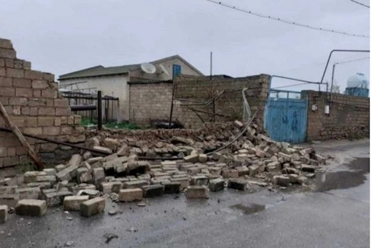 Bakıda qadının üzərinə hasar aşdı, həyatını itirdi
