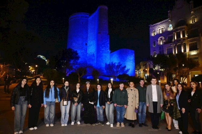 Bakının abidələri onlar üçün mavi rənglə işıqlandırıldı — FOTO Bakının abidələri onlar üçün mavi rənglə işıqlandırıldı — FOTO