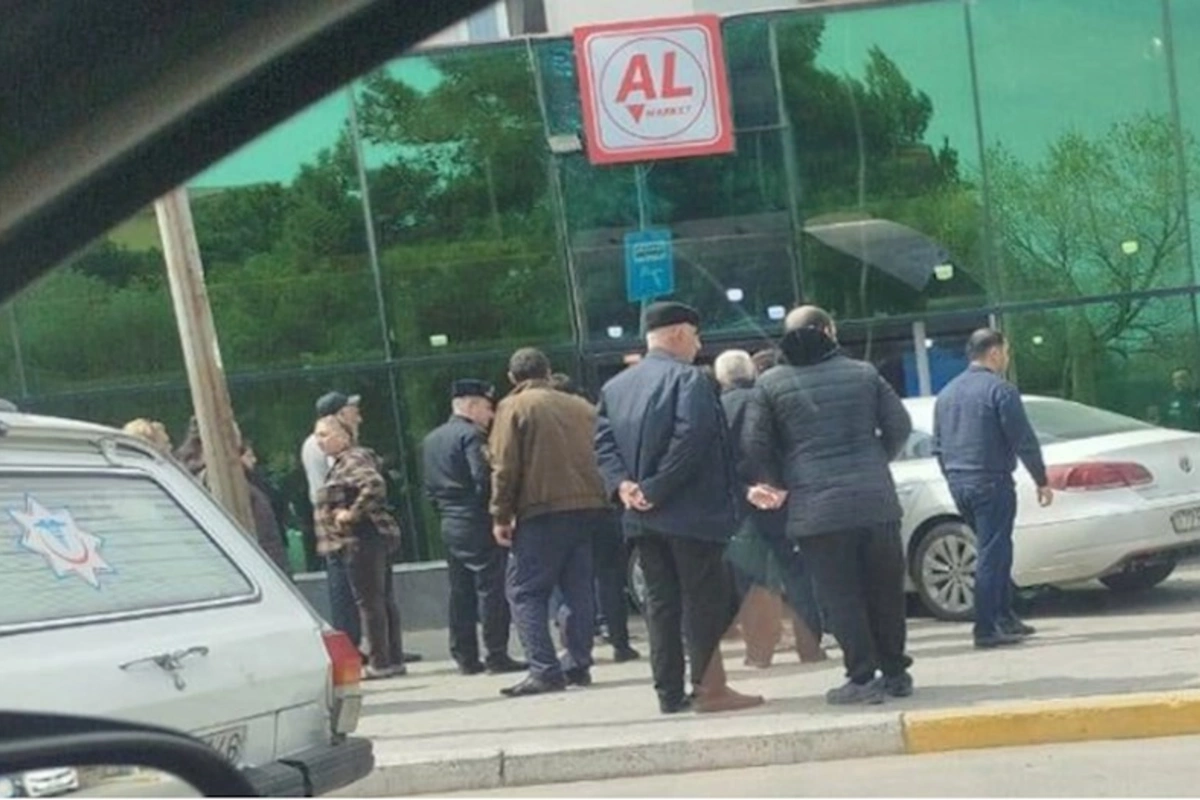 Sumqayıtda avtomobil marketə girdi — FOTOLAR