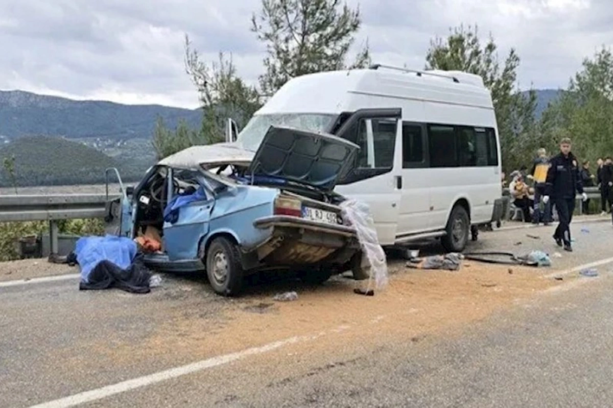 Adanada ağır avtomobil qəzası: 5 ölü, 10 yaralı