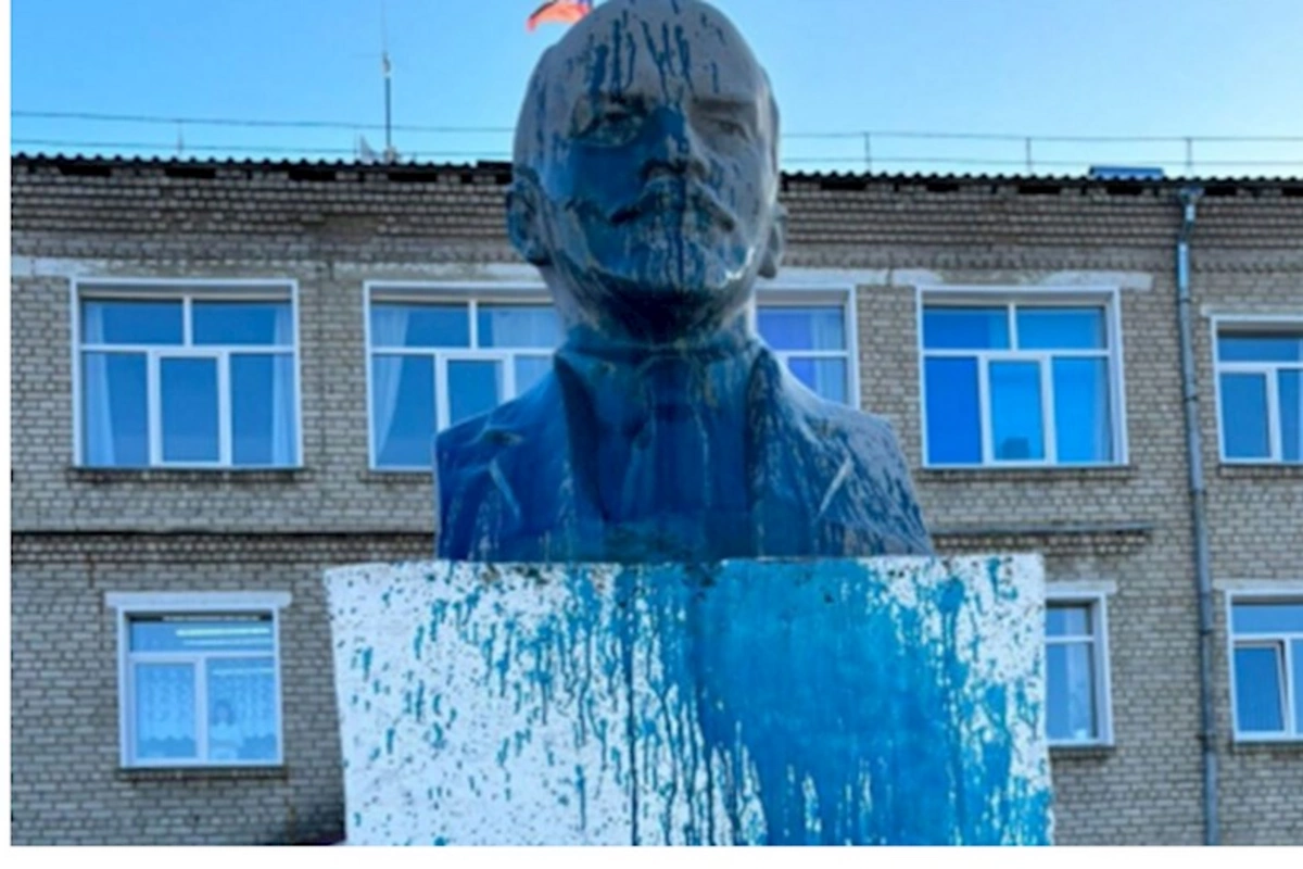 Leninin abidəsinə boya atan şəxsə qarşı cinayət işi açıldı