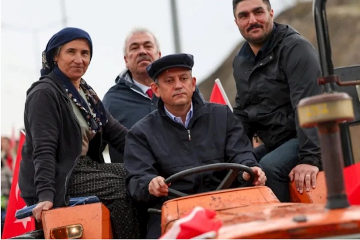Özgür Özəl mitinq meydanına traktorla gəldi — İLGİNC GÖRÜNTÜLƏR