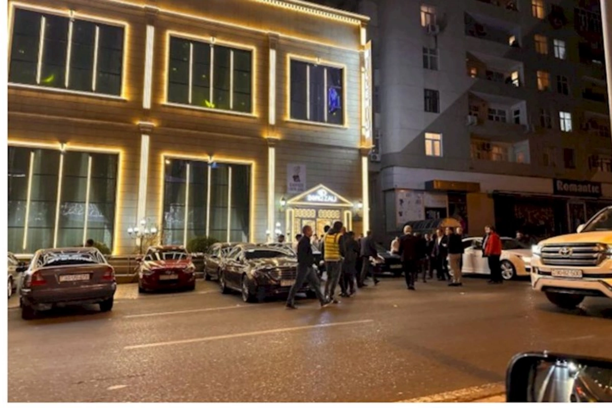 Bakıda şadlıq evinin qarşısında DAVA: Polis müdaxilə edib