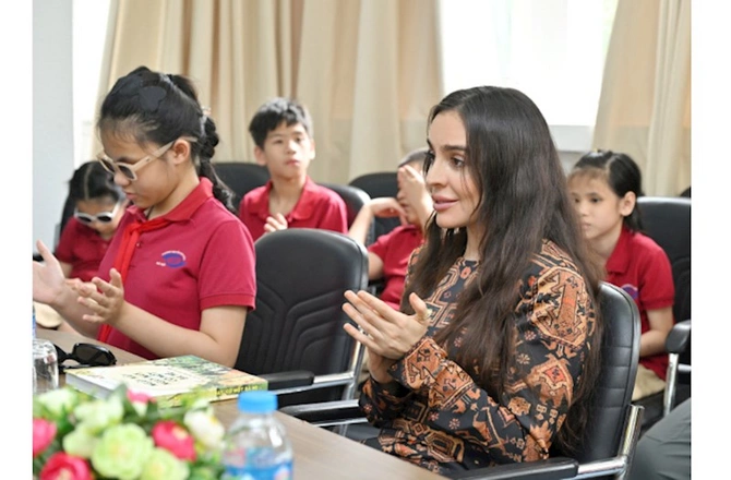 Leyla Əliyeva Hanoyda görmə qabiliyyəti məhdud şəxslər üçün məktəbdə — FOTOLAR