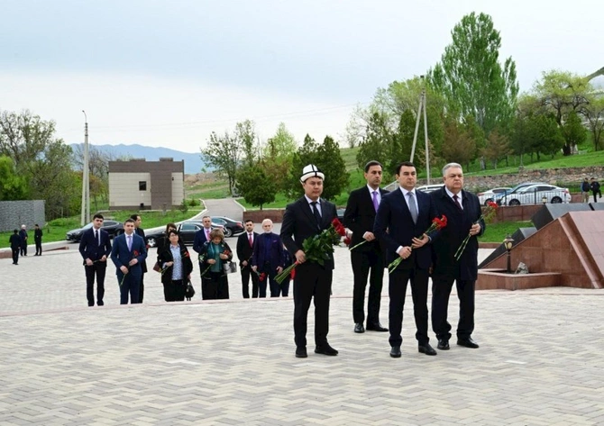 Bişkekdə Ata-Beyit memorial kompleksi ziyarət edildi — FOTOLAR Bişkekdə Ata-Beyit memorial kompleksi ziyarət edildi — FOTOLAR