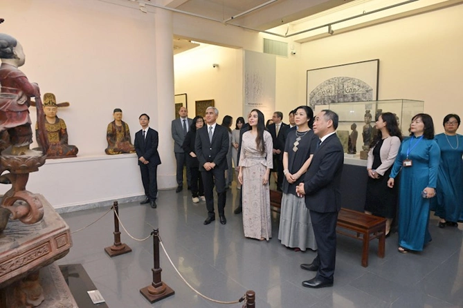 Leyla Əliyeva Vyetnamda muzeydə — FOTOLAR