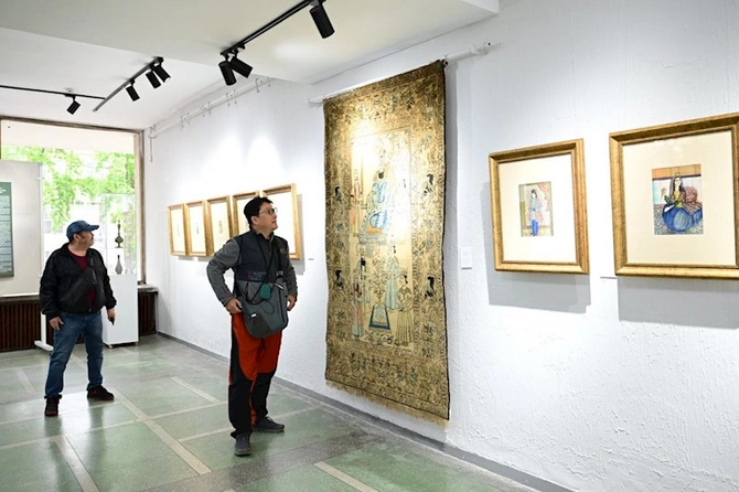 Görkəmli rəssam Mirzə Qədim İrəvaninin irsi Bişkekdə sərgidə təqdim olunur — FOTOLAR
