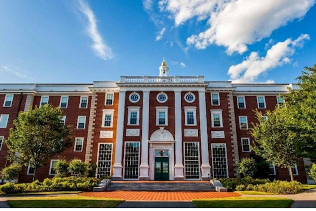 Harvard Tramp administrasiyasını məhkəməyə verdi
