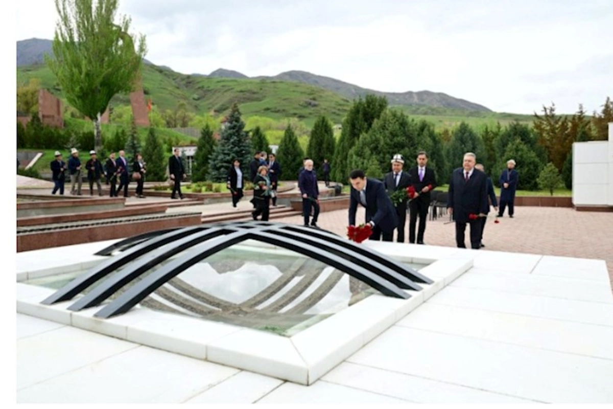 Bişkekdə Ata-Beyit memorial kompleksi ziyarət edildi — FOTOLAR
