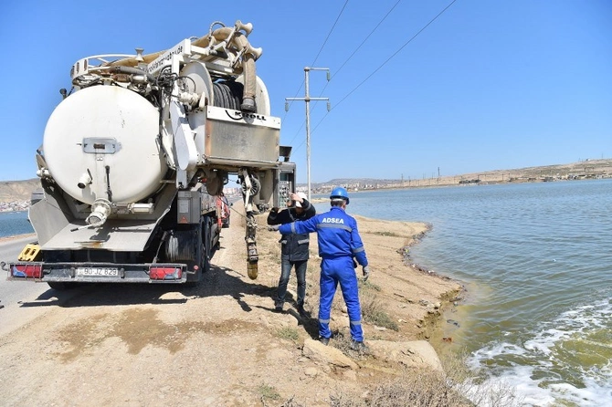 Lökbatanda evlərin həyətləri sudan təmizlənir — VİDEOREPORTAJ (FOTOLAR) Lökbatanda evlərin həyətləri sudan təmizlənir — VİDEOREPORTAJ (FOTOLAR)