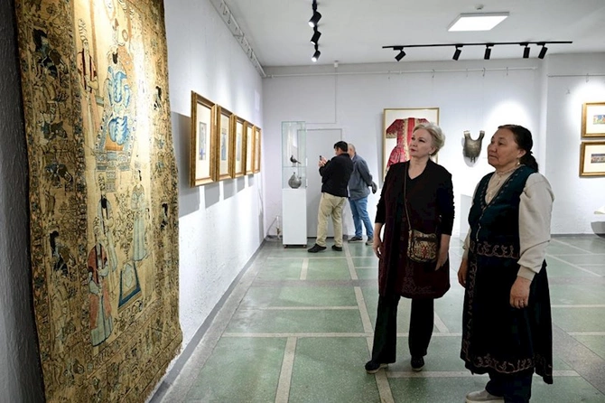 Görkəmli rəssam Mirzə Qədim İrəvaninin irsi Bişkekdə sərgidə təqdim olunur — FOTOLAR