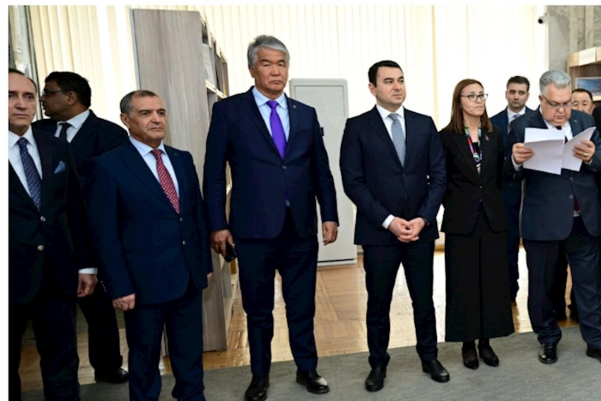 Qırğızıstan Milli Kitabxanasında Bəxtiyar Vahabzadənin kitablarının təqdimatı keçirilib — FOTOLAR