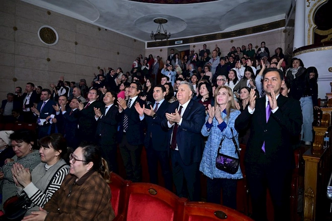 Dövlət Rəqs Ansamblı Bişkekdə Mənim Azərbaycanım konsert proqramı ilə çıxış edib — FOTOLAR Dövlət Rəqs Ansamblı Bişkekdə Mənim Azərbaycanım konsert proqramı ilə çıxış edib — FOTOLAR