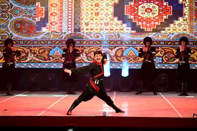 Dövlət Rəqs Ansamblı Bişkekdə Mənim Azərbaycanım konsert proqramı ilə çıxış edib — FOTOLAR Dövlət Rəqs Ansamblı Bişkekdə Mənim Azərbaycanım konsert proqramı ilə çıxış edib — FOTOLAR