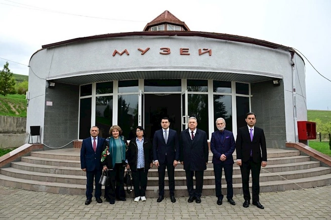 Qırğızıstan Milli Kitabxanasında Azərbaycan ədəbiyyatı guşəsi açılıb — FOTOLAR Qırğızıstan Milli Kitabxanasında Azərbaycan ədəbiyyatı guşəsi açılıb — FOTOLAR