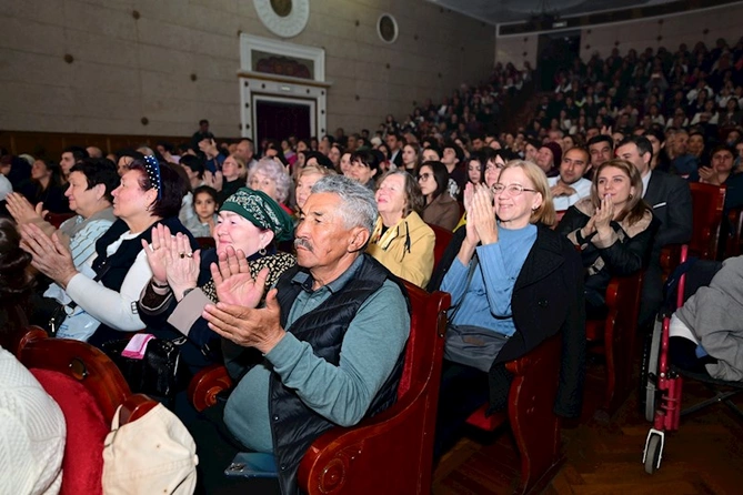 Dövlət Rəqs Ansamblı Bişkekdə Mənim Azərbaycanım konsert proqramı ilə çıxış edib — FOTOLAR Dövlət Rəqs Ansamblı Bişkekdə Mənim Azərbaycanım konsert proqramı ilə çıxış edib — FOTOLAR