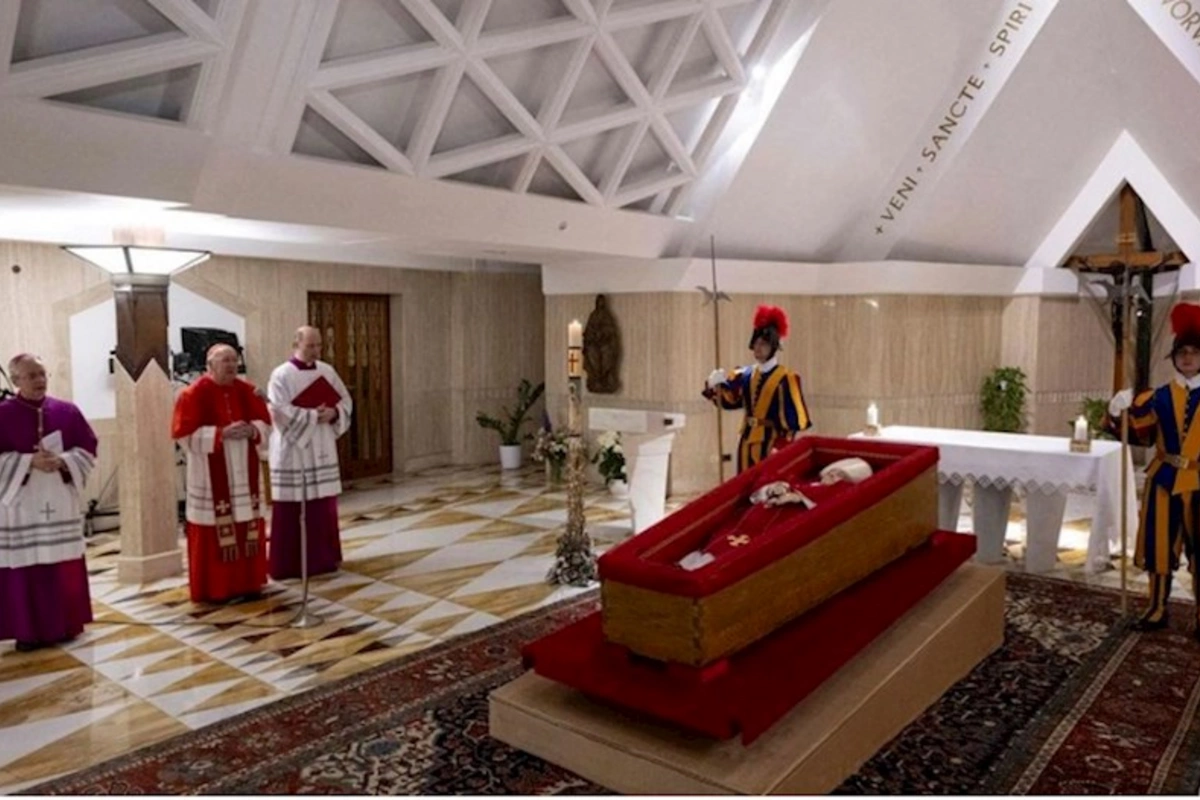 Roma Papasının cənazəsi Müqəddəs Pyotr Kilsəsinə gətirilib