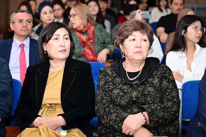 Bişkekdə Azərbaycanın Orta əsr rəssamlığı ilə bağlı mühazirə təşkil olundu — FOTOLAR Bişkekdə Azərbaycanın Orta əsr rəssamlığı ilə bağlı mühazirə təşkil olundu — FOTOLAR